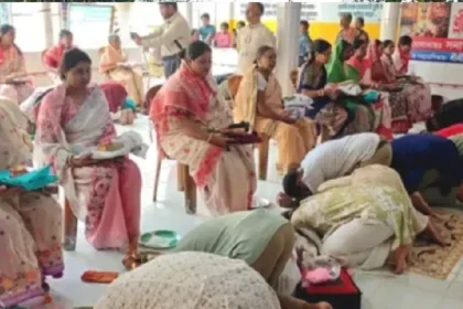 খাগড়াছড়িতে মহালয়া উপলক্ষে জীবিত মায়ের পূজায় মায়ের আশীর্বাদ নিচ্ছেন সন্তানেরা।