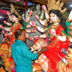 শেষ মুহূর্তে রং-তুলিতে ব্যস্ত সময় পার করছেন মৃৎশিল্পীরা। নগরীর অকালবোধন বলা হয় । মূল দুর্গাপূজা হলো বসন্তে, সেটাকে বাসন্তী পূজা সদরঘাট কালীবাড়ি মন্দির থেকে তোলা ছবি-আনিসুজ্জামান দুলাল