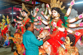 শেষ মুহূর্তে রং-তুলিতে ব্যস্ত সময় পার করছেন মৃৎশিল্পীরা। নগরীর অকালবোধন বলা হয় । মূল দুর্গাপূজা হলো বসন্তে, সেটাকে বাসন্তী পূজা সদরঘাট কালীবাড়ি মন্দির থেকে তোলা ছবি-আনিসুজ্জামান দুলাল