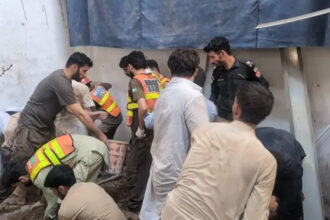 ছবির ক্যাপশণ পাকিস্তানের পেশোয়ারে স্কুলের ছাদ ধসের পর ধ্বংসস্তূপের নিচে আটকে পড়াদের উদ্ধারে অভিযান।