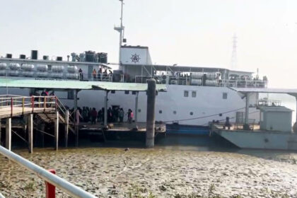 দমদমিয়া জাহাজঘাট থেকে সেন্টমার্টিনের উদ্দেশে জাহাজ ছেড়ে যাওয়ার পুরোনো ছবি।
