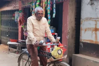 ঋণ করে কেনা পনিক্স সাইকেলে ২৬ বছর ধরে ডাক বিলি করছেন সুনীল চন্দ্র ধর। ছবি: প্রতিনিধি।
