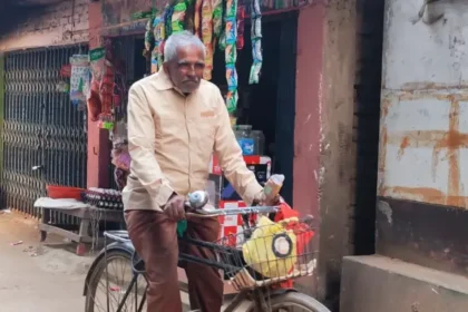 ঋণ করে কেনা পনিক্স সাইকেলে ২৬ বছর ধরে ডাক বিলি করছেন সুনীল চন্দ্র ধর। ছবি: প্রতিনিধি।